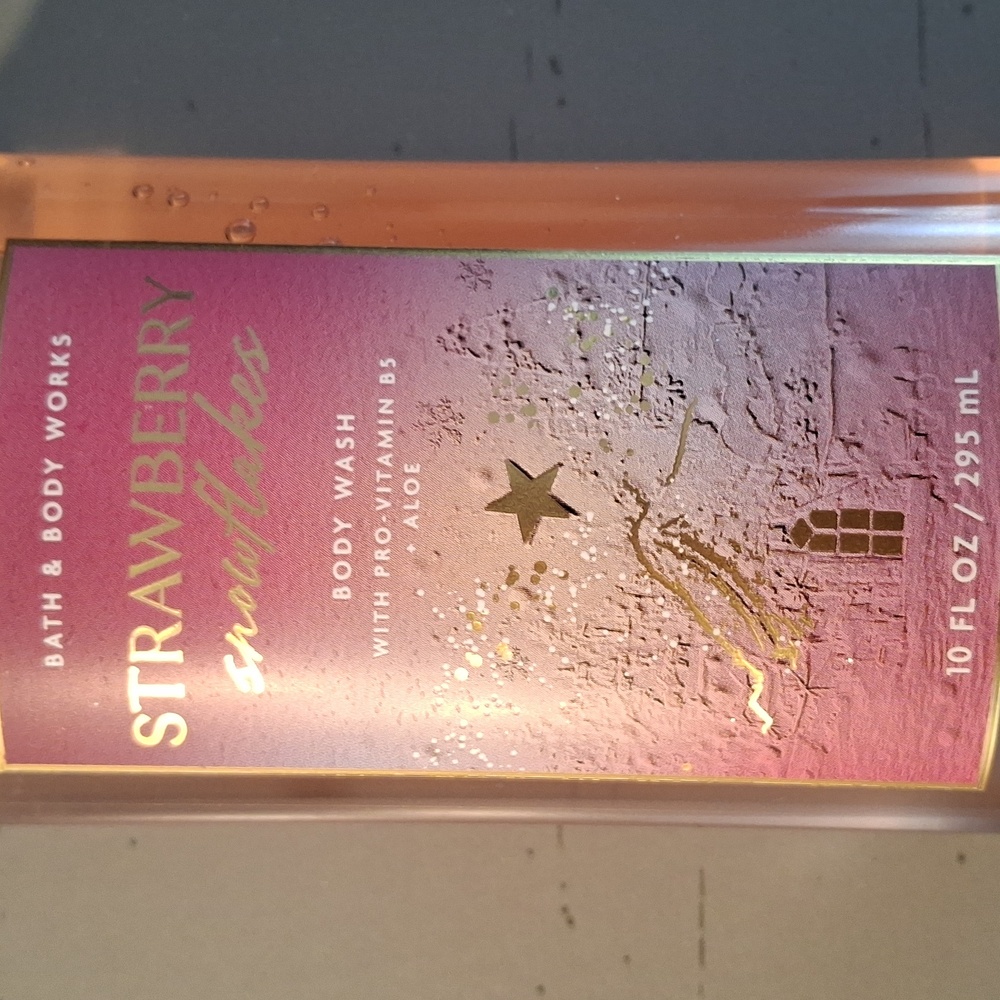 Bath & Body Strawberry Snowflakes Bodywash - Picture 3 of 6